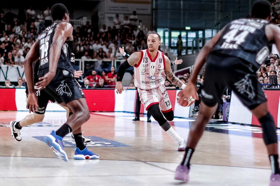 Con Napier e Melli l'EA7 Emporio Armani Milano espugna il parquet della Dolomiti Energia Trentino in Gara 4 e vola in semifinale