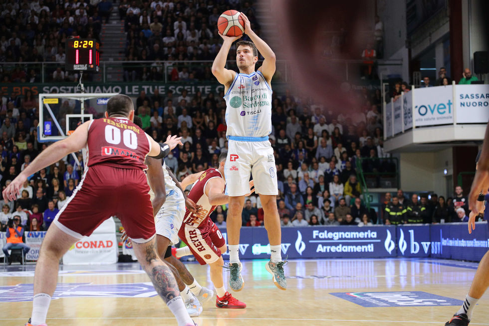 Kruslin e Diop guidano il Banco di Sardegna Sassari al successo in volata di Gara 4 sull'Umana Reyer Venezia volando in semifinale