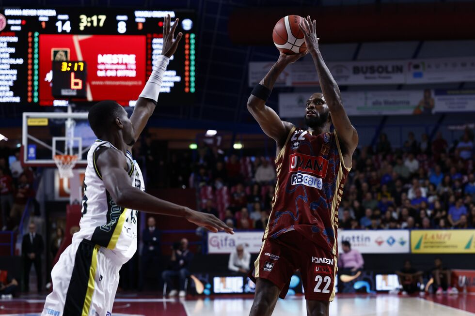 L'Umana Reyer Venezia piega la Vanoli Basket Cremona guidata da Parks e Bowman (82-75)
