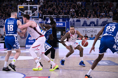 UNA Hotels Reggio Emilia Thắng Ngược Ấn Tượng, Barford và Caupain Tỏa Sáng