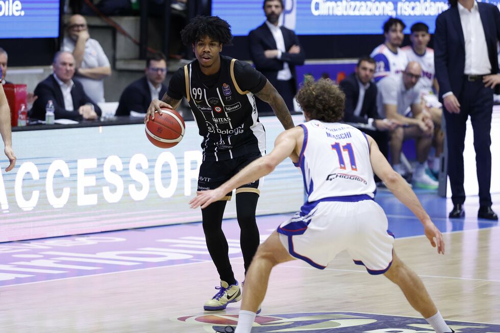 La Dolomiti Energia Trentino allunga nella ripresa e batte la NutriBullet Treviso Basket per 67-88 guidata da Battle e Jogela