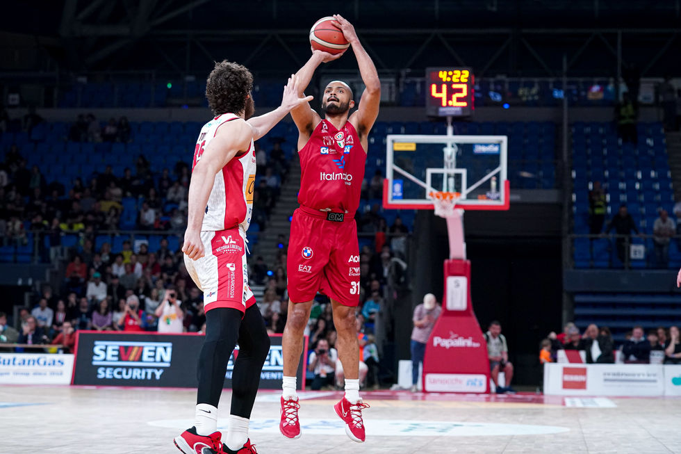 Con un super Shields l'EA7 Emporio Armani Milano travolge la Carpegna Prosciutto Pesaro in Gara 4 e chiude la serie sul 3-1
