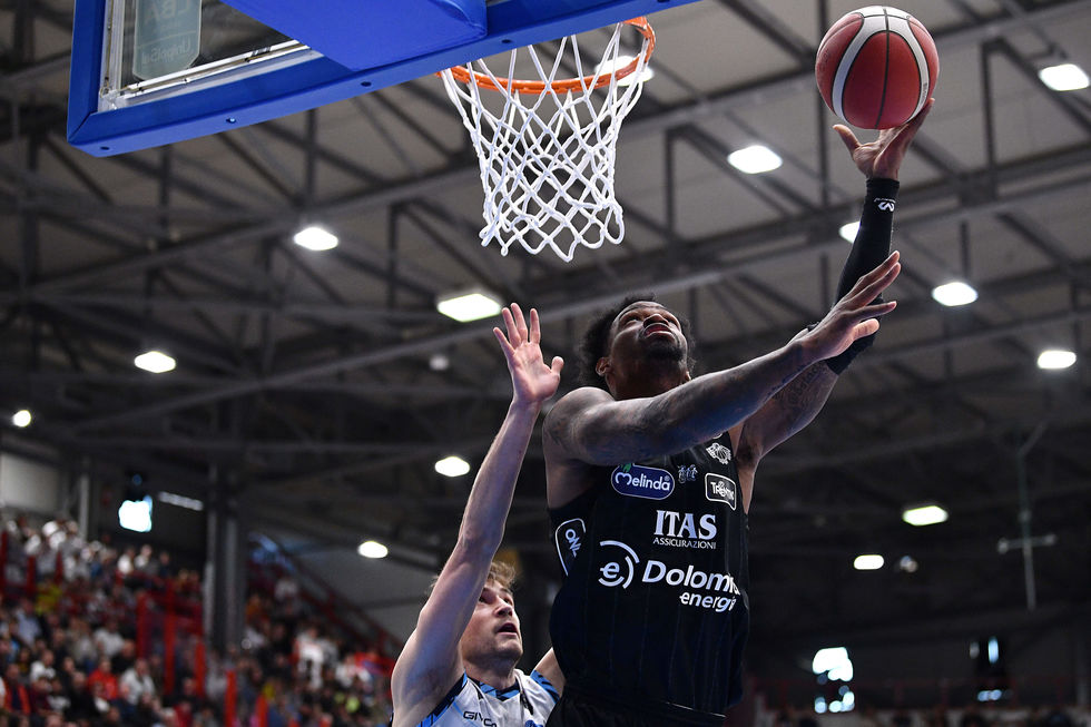 Cooke e Biligha trascinano la Dolomiti Energia Trentino alla vittoria sul parquet della Generazione Vincente Napoli