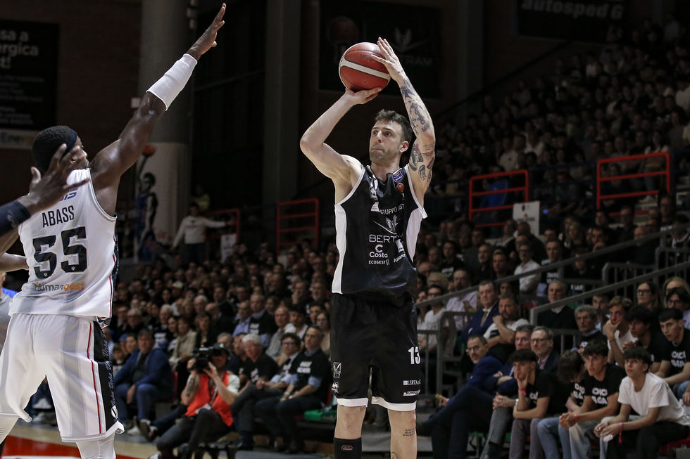 Baldasso e Strautins infallibili, la Bertram Derthona Tortona conquista Gara 3 contro la Virtus Segafredo Bologna e dimezza lo svantaggio nella serie (1-2)