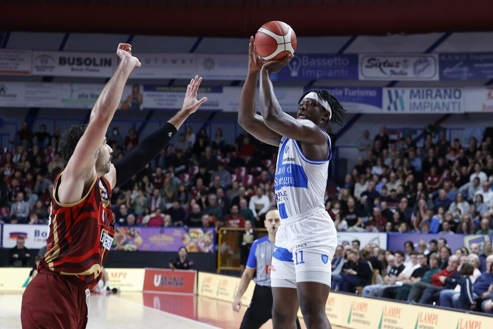 Fobbs e Bibbins decisivi, il Banco di Sardegna Sassari sbanca il campo dell'Umana Reyer Venezia