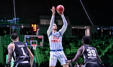 Leonardo Totè Cận Mốc 1500 Điểm: Napoli vs Bologna - Trận Đấu Nảy Lửa Trên LBATV