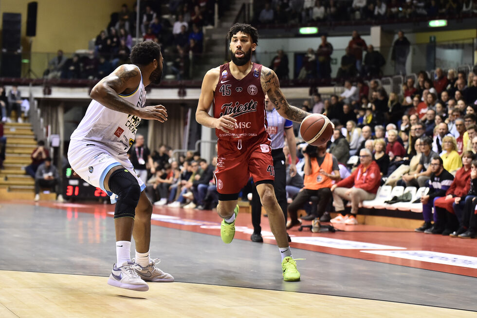 Ross e Valentine guidano la Pallacanestro Trieste al successo nell'anticipo contro la Vanoli Basket Cremona
