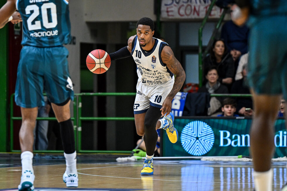 Il Banco di Sardegna Sassari si sblocca battendo l'Acqua S.Bernardo Cantù per 100-84 guidata dagli infallibili Marshall e Johnson