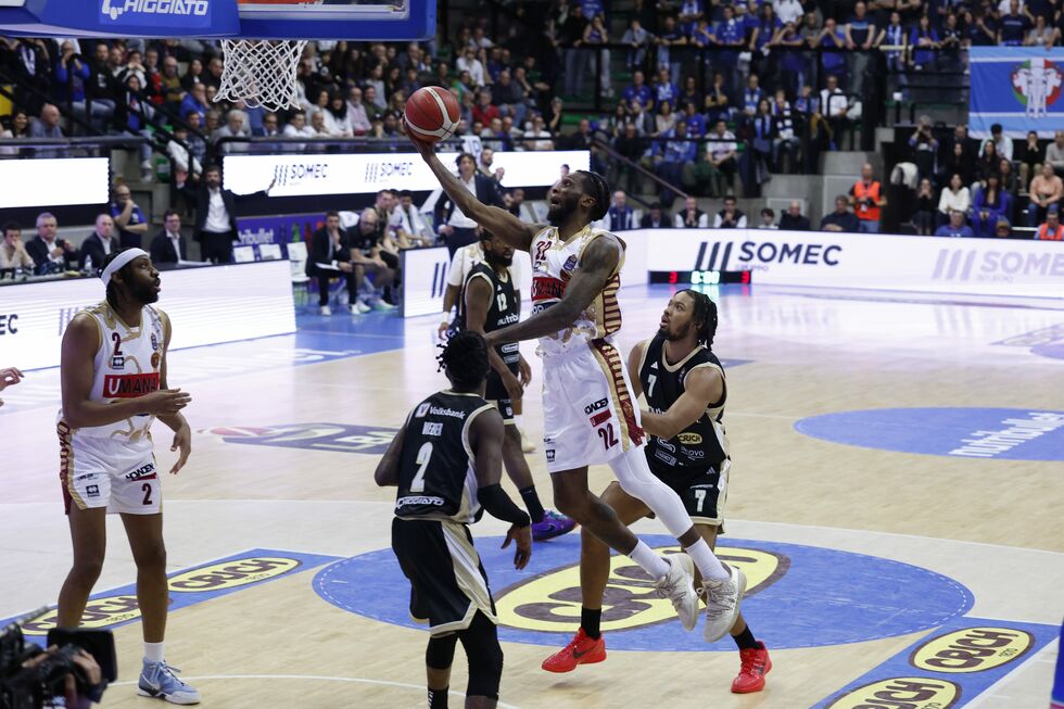 L'Umana Reyer Venezia piega in volata la Nutribullet Treviso Basket con i decisivi Cole e Parks (90-91)