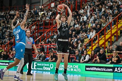 Francesco Ferrari Lập Kỷ Lục: Cầu Thủ Trẻ Thứ 4 Của Virtus Bologna Ghi 19 Điểm