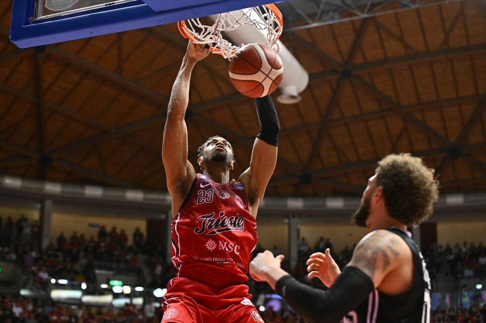 La Pallacanestro Trieste si impone sulla Virtus Segafredo Bologna guidata dai decisivi Valentine e Brooks