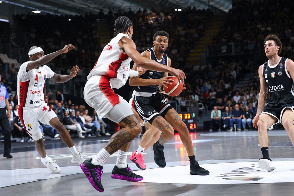 La Virtus Olidata Bologna batte l'Openjobmetis Varese per 104-85 guidata da Alston e Pajola