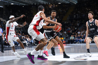 Virtus Bologna đại thắng Varese 104-85 nhờ Alston và Pajola tỏa sáng