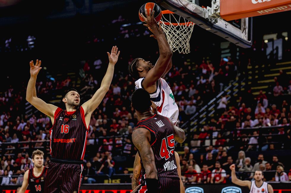Eurolega: l'Armani Olimpia Milano si arrende nel finale sul campo dell'Olympiacos Pireo (84-78)