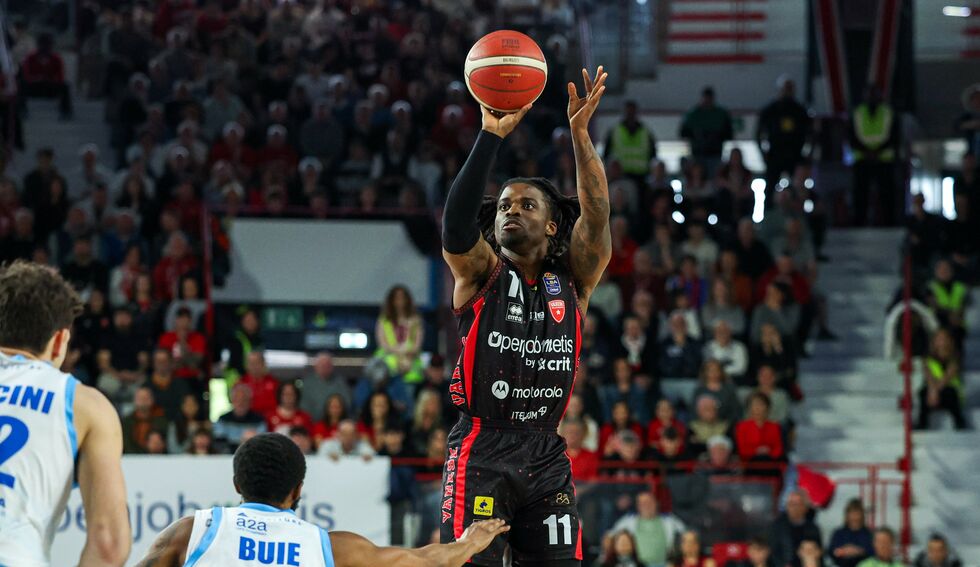 Iroegbu decisivo, l'Openjobmetis Varese vince al fotofinish contro il Banco di Sardegna Sassari (91-90)