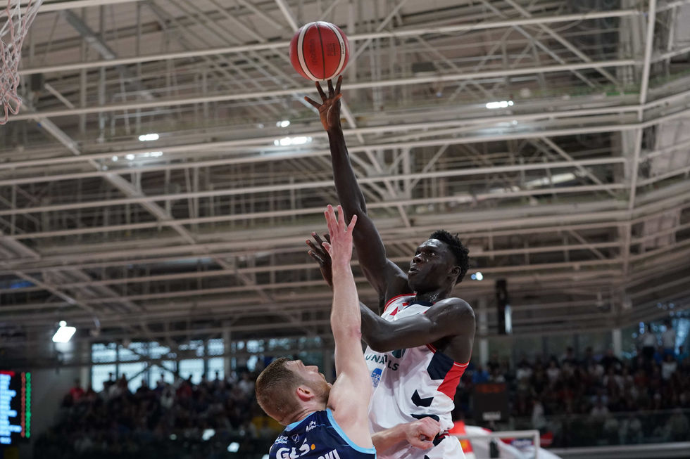 Faye e Galloway inarrestabili, la UNAHOTELS Reggio Emilia batte la Generazione Vincente Napoli e vola ai playoff