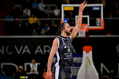 Brekkott Chapman Lập Kỷ Lục 7/7 3 Điểm: Bertram Derthona Tortona Thắng Đậm