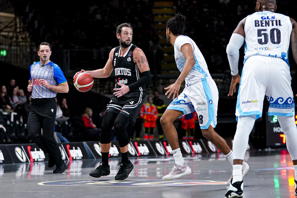 La Virtus Segafredo Bologna doma il Napoli Basket guidata da Belinelli e Grazulis