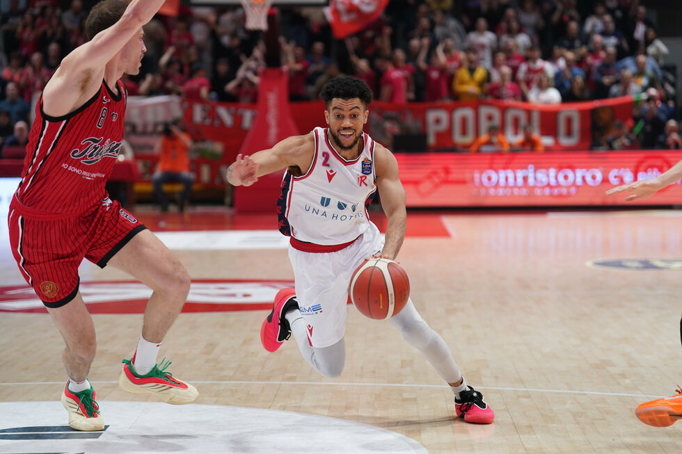La UNA Hotels Reggio Emilia domina la Pallacanestro Trieste con Caupain e Brown protagonisti (97-61)