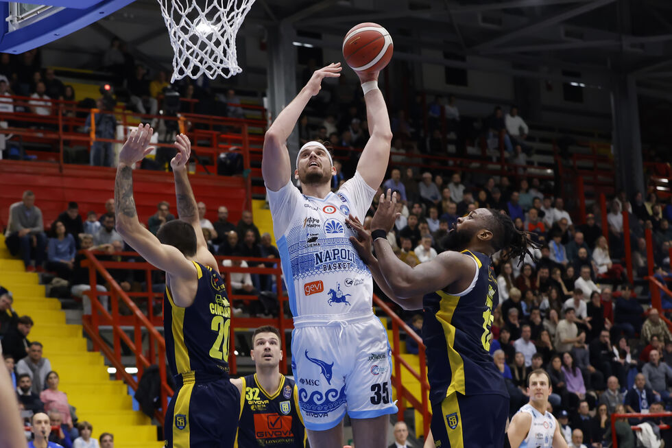 Totè firma il tap-in della vittoria, il Napoli Basket si sblocca conquistando all'overtime il derby contro la Givova Scafati