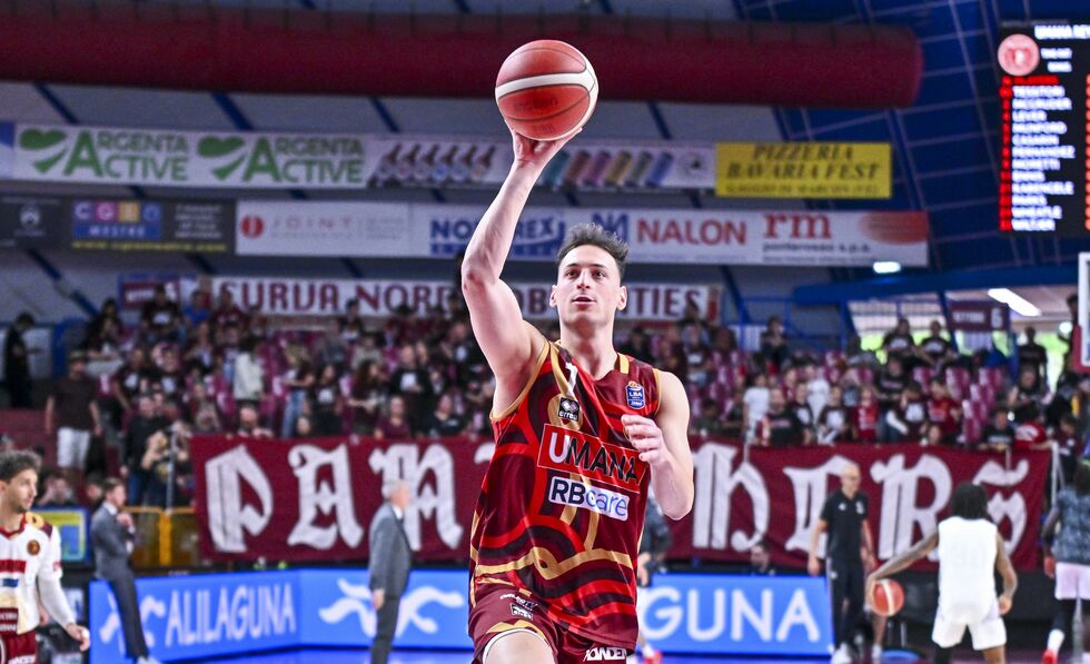 Davide Casarin lascia l'Umana Reyer Venezia e diventa un nuovo giocatore della Vanoli Basket Cremona