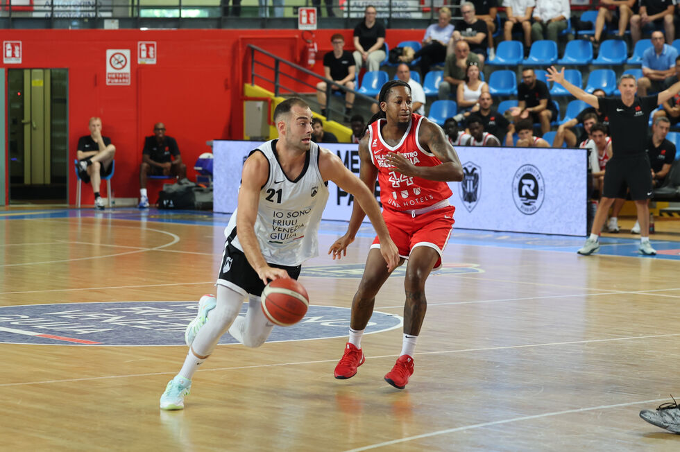 La UNA Hotels Reggio Emilia rimonta l'APU Old Wild West Udine e vince 80-74 la finale per il 3° posto del Memorial Pajetta