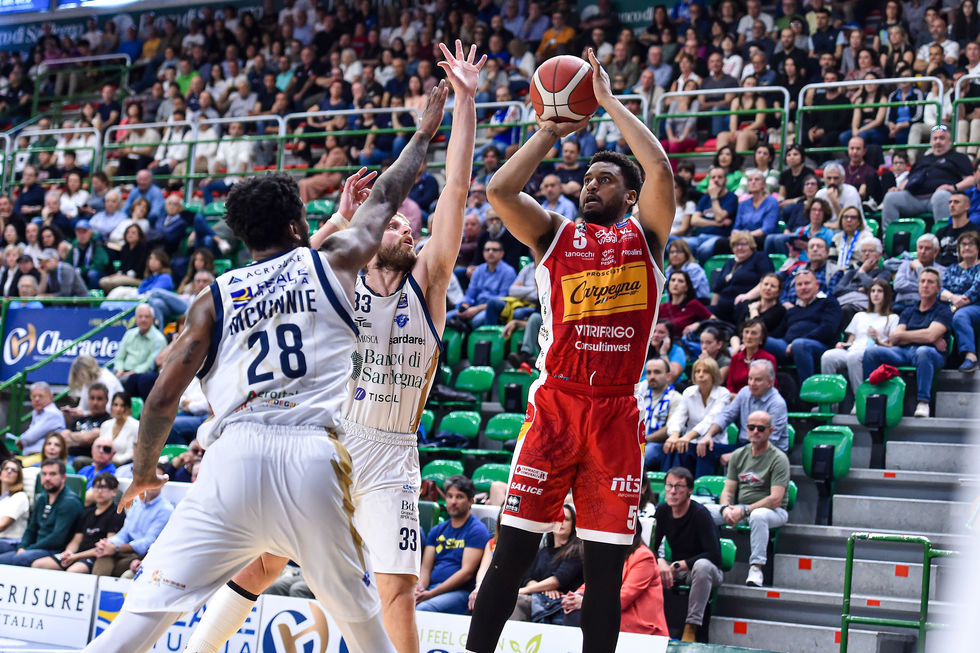 Bluiett e Wright-Foreman decisivi, la Carpegna Prosciutto Pesaro espugna in volata il parquet del Banco di Sardegna Sassari