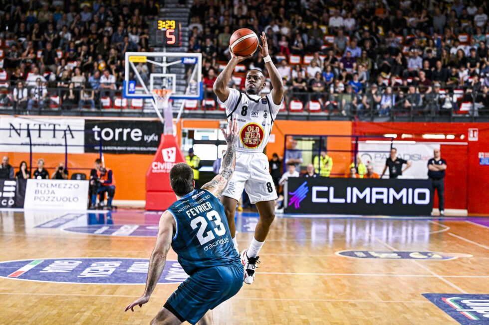 L'APU Old Wild West Udine torna alla vittoria, battuta per 95-83 l'Acqua S.Bernardo Cantù guidata da Christon e Hickey