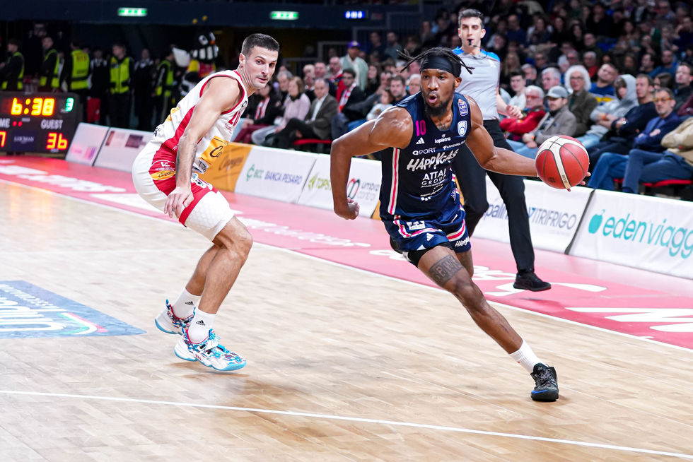 Sneed e Bartley danno spettacolo, l'Happy Casa Brindisi conquista lo scontro salvezza sul campo della Carpegna Prosciutto Pesaro 