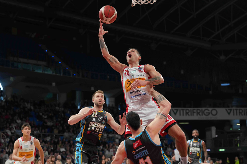 Cinciarini e Tambone guidano la Carpegna Prosciutto Pesaro al successo sulla Vanoli Cremona