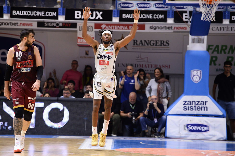 L'Happy Casa Brindisi batte l'Umana Reyer Venezia con Sneed e Washington protagonisti ma retrocede aritmeticamente in Serie A2