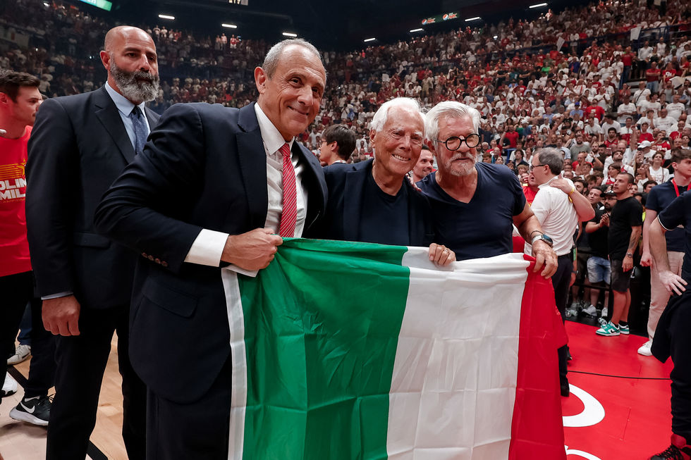 EA7 Emporio Armani Milano, la soddisfazione del patron Armani: "Orgoglioso della terza stella, l'Olimpia è un club speciale non solo nel basket e non solo in Italia". Dell'Orco: "Non ci siamo arresi di fronte alle difficoltà"