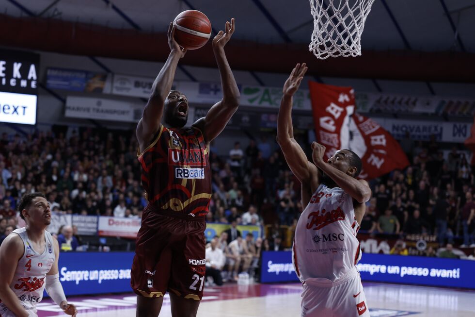 L'Umana Reyer Venezia domina la Pallacanestro Trieste con Kabengele ed Ennis protagonisti