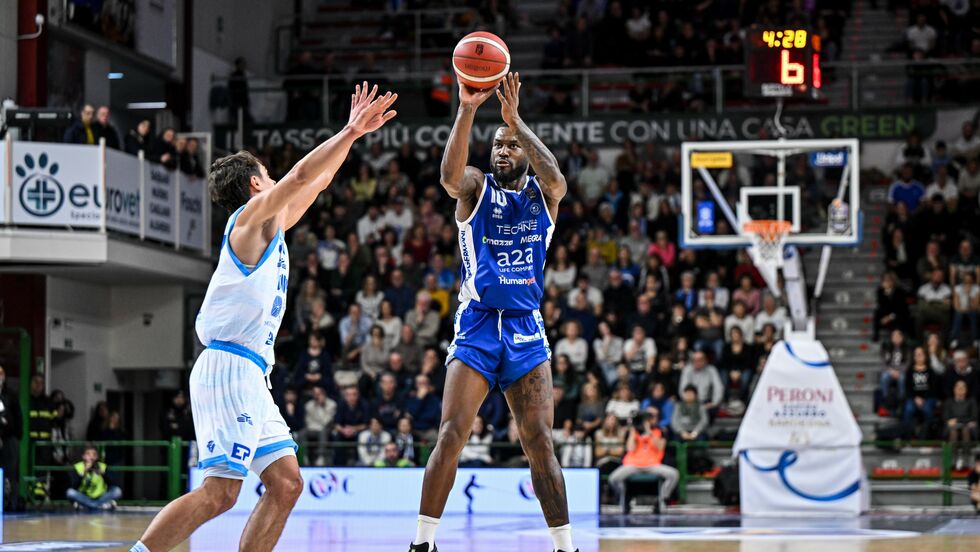 Germani Brescia - Banco di Sardegna Sassari domenica alle 17.00 (live su LBATV), Burnell, Bilan e Ceron sono gli ex della partita