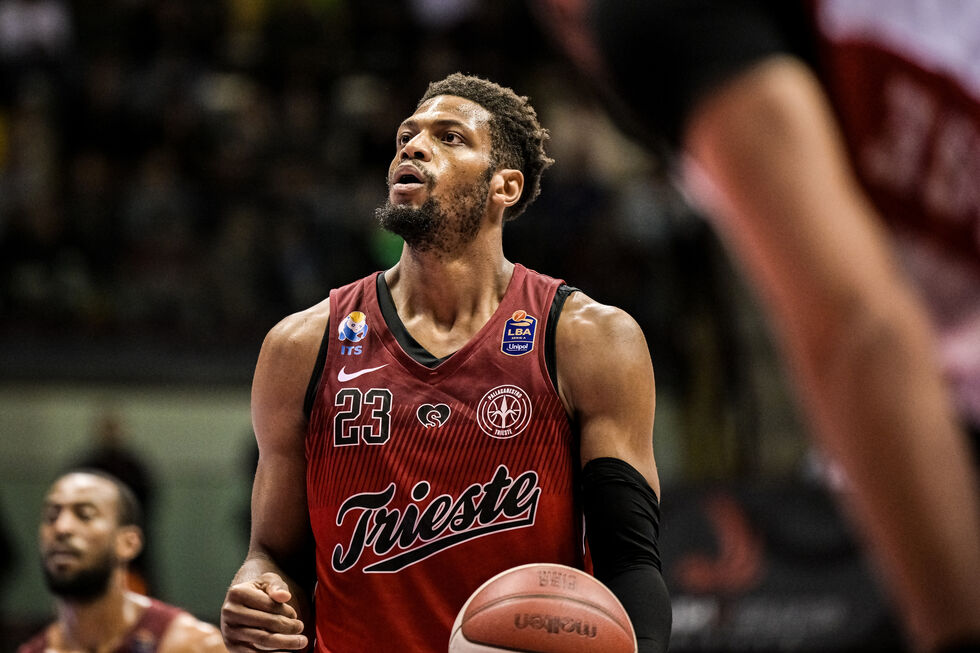 Banco di Sardegna Sassari - Pallacanestro Trieste domenica alle 19.30 (live su DAZN) con Brooks ex della partita