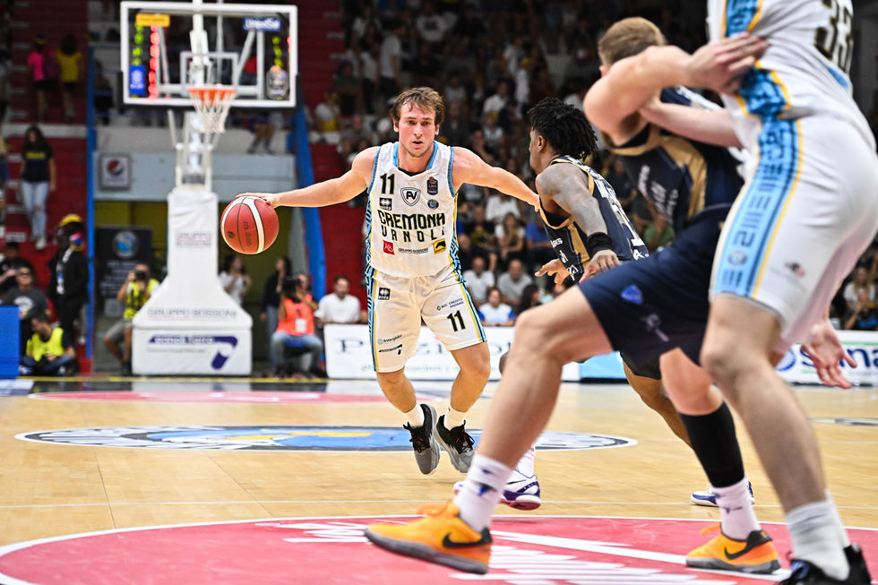 Denegri e Lacey fanno volare la Vanoli Cremona, Banco di Sardegna Sassari k.o.