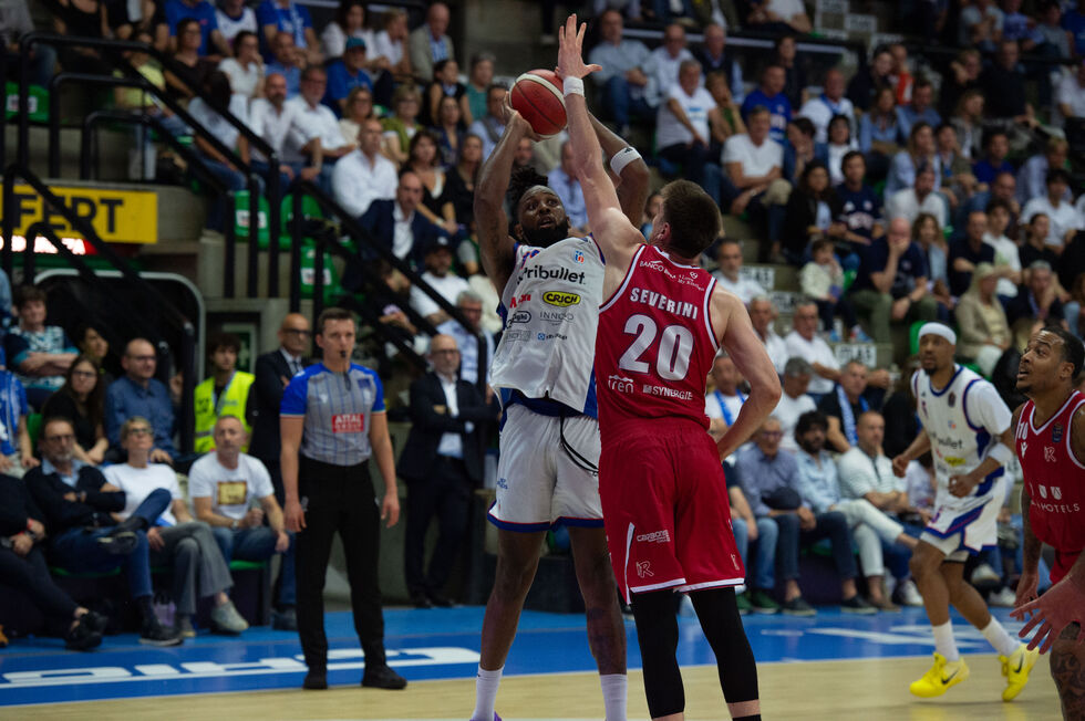 La Nutribullet Treviso Basket vince in volata per 78-77 contro la UNA Hotels Reggio Emilia con i decisivi Cappelletti e Pinkins