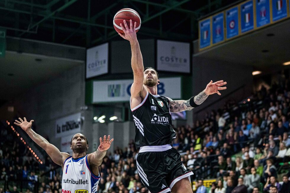 La Virtus Olidata Bologna vince per 79-101 contro la NutriBullet Treviso Basket con Vildoza e Alston protagonisti