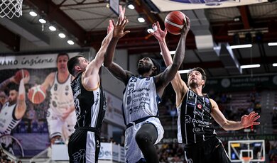 Dolomiti Energia Trentino vs Banco di Sardegna Sassari: Trận đấu cân não mở màn vòng 21 Serie A