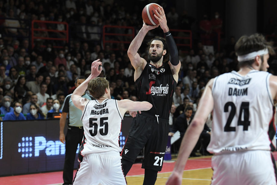 Shengelia e Jaiteh inarrestibili, la Virtus Segafredo Bologna vince anche Gara 3 contro la Bertram Tortona, chiude la serie sul 3-0 volando in finale
