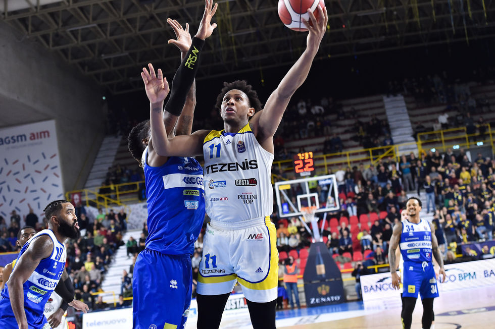Smith e Johnson decisivi, la Tezenis Verona batte in volata la Germani Brescia