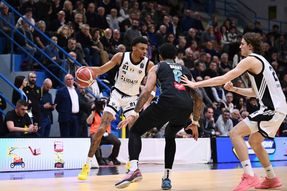 La Virtus Olidata Bologna sbanca il parquet della Vanoli Basket Cremona per 74-84 con Alston e Morgan protagonisti