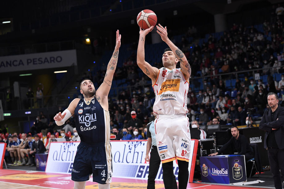 Delfino segna i tiri liberi della vittoria, la Carpegna Prosciutto Pesaro vince al fotofinish contro la Fortitudo Kigili Bologna