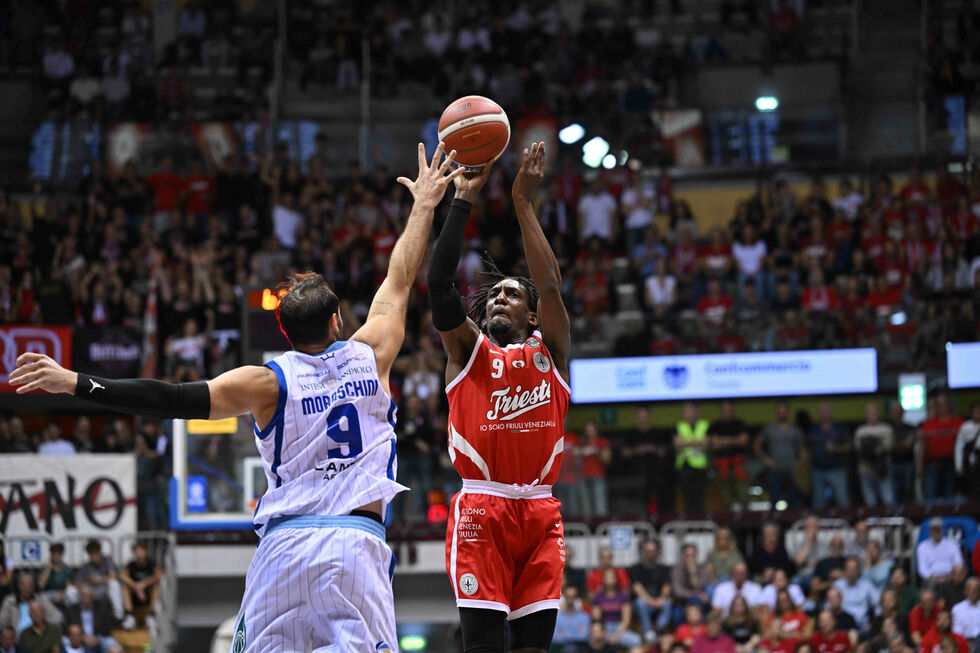 Galloway e Jones trascinano la Pallacanestro Trieste alla prima vittoria stagionale, l'Acqua S.Bernardo Cantù k.o. per 92-72