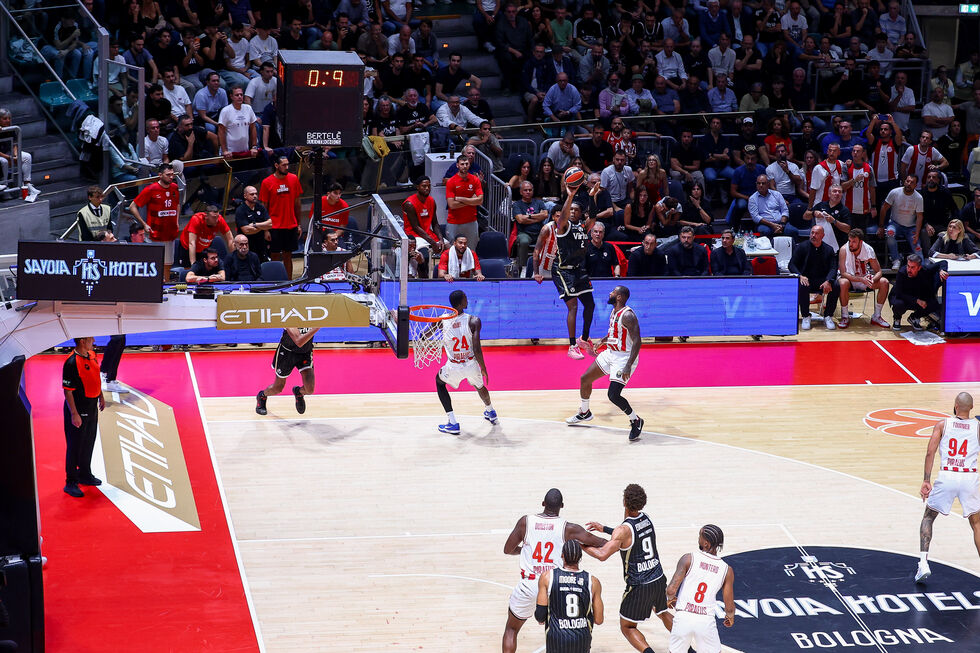 Eurolega: Carr firma la tripla della vittoria, la Virtus Bologna vince per 96-94 in casa contro i campioni in carica dell'Olympiacos