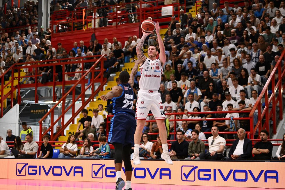 L'Armani Olimpia Milano conquista il big match sul campo del Napoli Basketball con Cole e Mathews protagonisti (82-98)