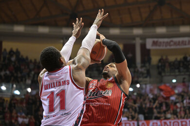 Jeff Brooks Đạt Cột Mốc 350 Trận Serie A: UNA Hotels Reggio Emilia vs Pallacanestro Trieste