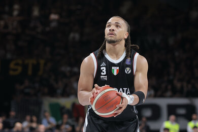 Carsen Edwards vào lịch sử Virtus Bologna với 6 pha lập công ở playoff