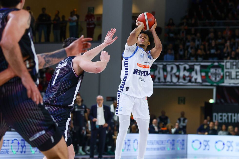 Dowtin e Brown decisivi, il Napoli Basketball rimonta e batte in volata la Bertram Derthona Tortona (90-92)