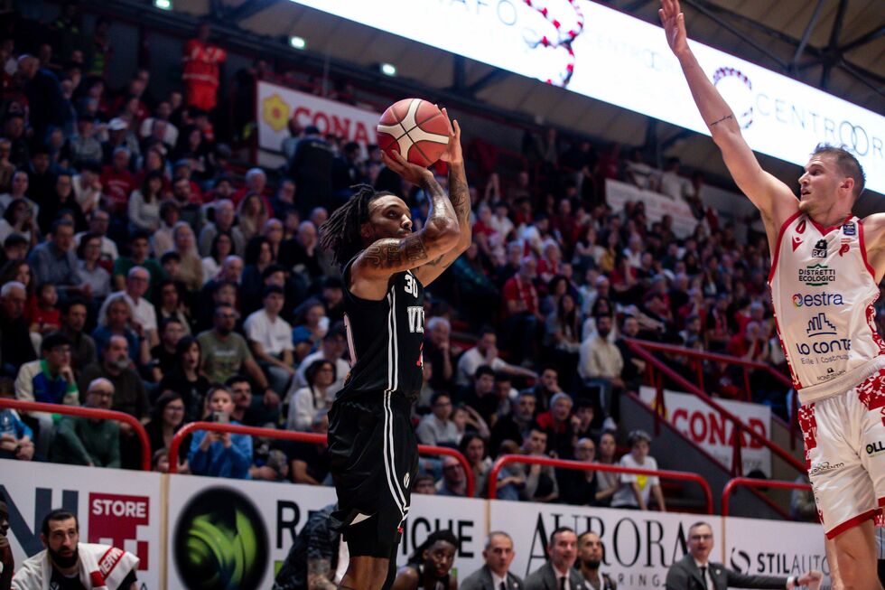 Morgan e Zizic guidano la Virtus Segafredo Bologna al largo successo sul parquet della Estra Pistoia